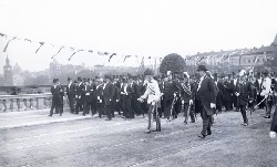 Císař František Josef procházkou po mostě - L-P. 1904
